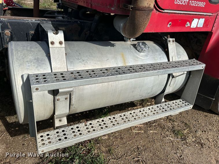 image for item DQ0997 2001 Freightliner FDL120  semi truck