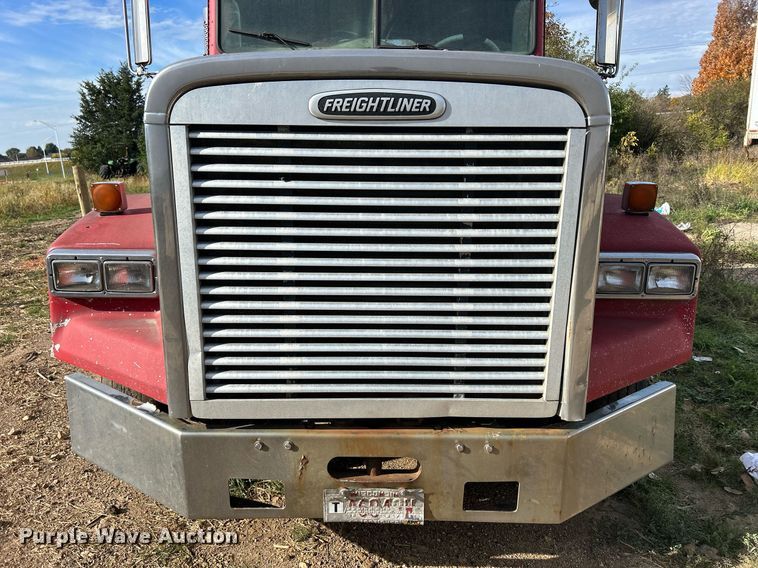 image for item DQ0997 2001 Freightliner FDL120  semi truck