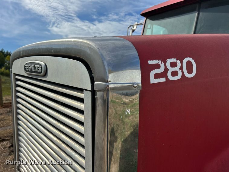 image for item DQ0997 2001 Freightliner FDL120  semi truck