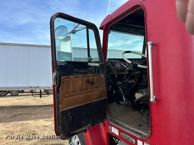 image for item DQ0997 2001 Freightliner FDL120  semi truck