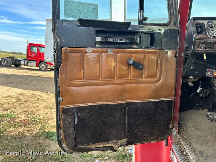 image for item DQ0997 2001 Freightliner FDL120  semi truck