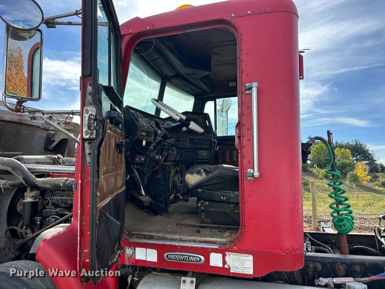 image for item DQ0997 2001 Freightliner FDL120  semi truck