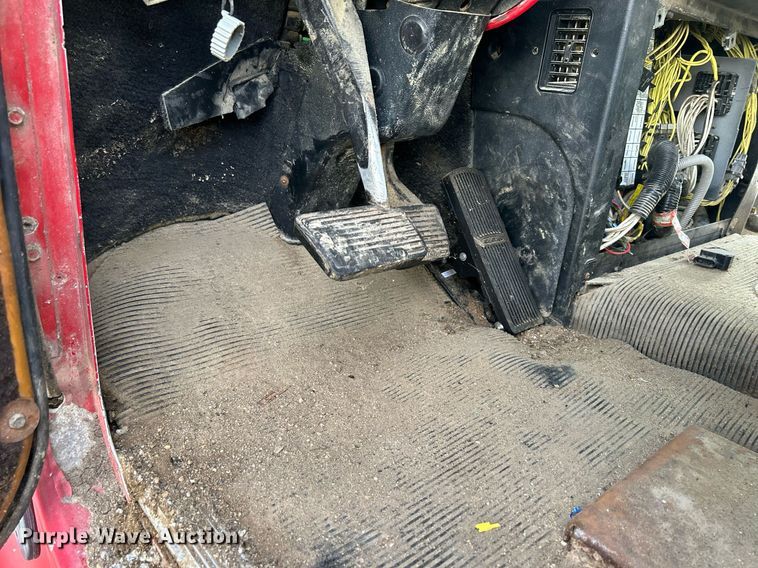 image for item DQ0997 2001 Freightliner FDL120  semi truck