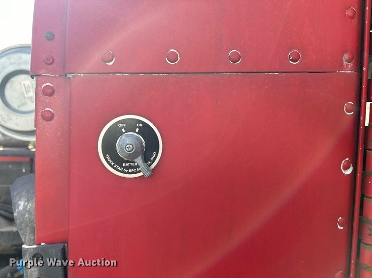 image for item DQ0997 2001 Freightliner FDL120  semi truck