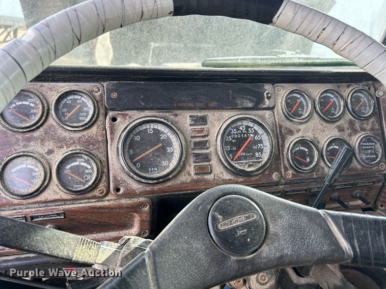 image for item DQ0997 2001 Freightliner FDL120  semi truck