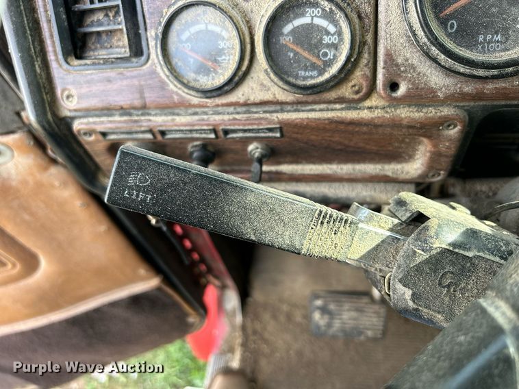 image for item DQ0997 2001 Freightliner FDL120  semi truck