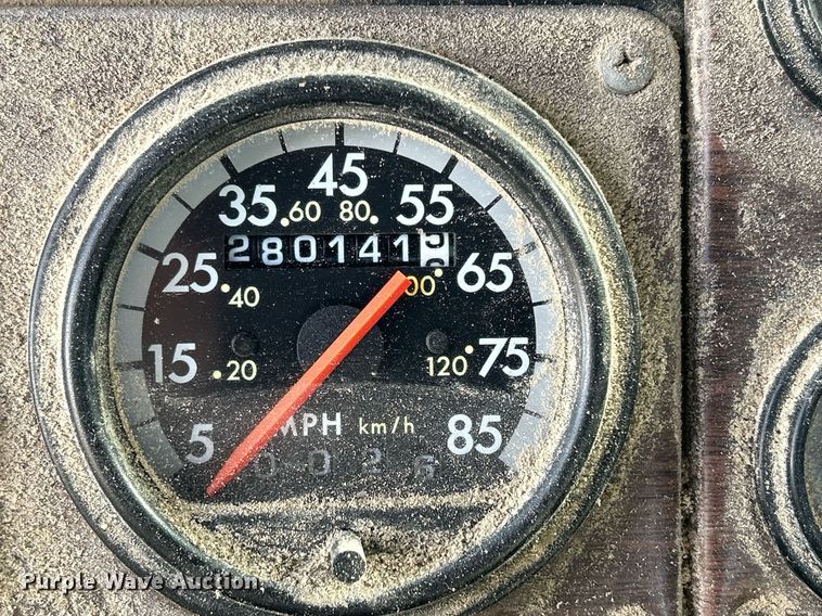 image for item DQ0997 2001 Freightliner FDL120  semi truck