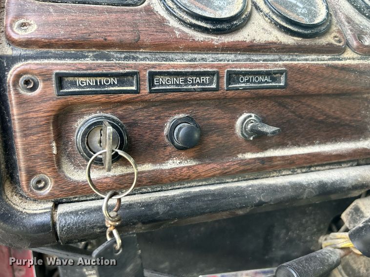 image for item DQ0997 2001 Freightliner FDL120  semi truck