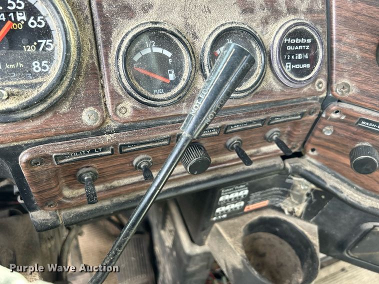 image for item DQ0997 2001 Freightliner FDL120  semi truck