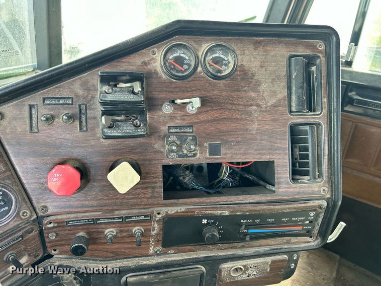 image for item DQ0997 2001 Freightliner FDL120  semi truck