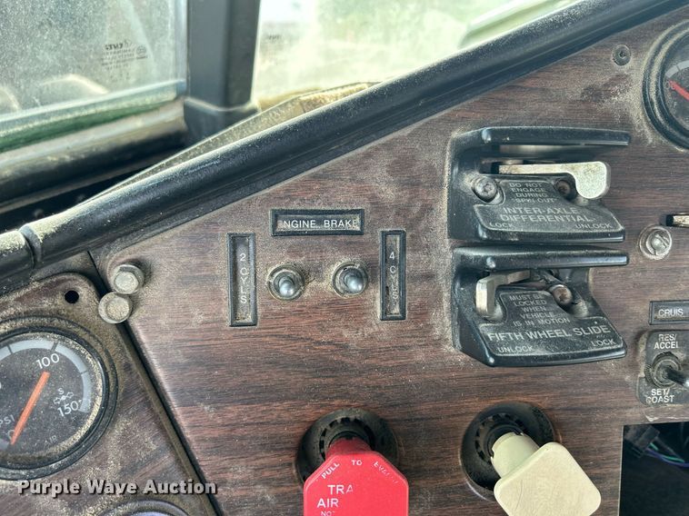 image for item DQ0997 2001 Freightliner FDL120  semi truck