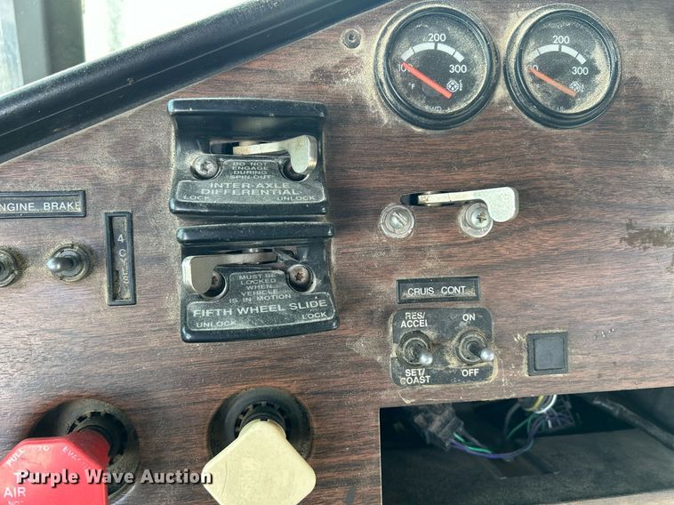 image for item DQ0997 2001 Freightliner FDL120  semi truck