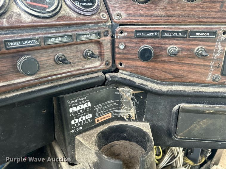 image for item DQ0997 2001 Freightliner FDL120  semi truck