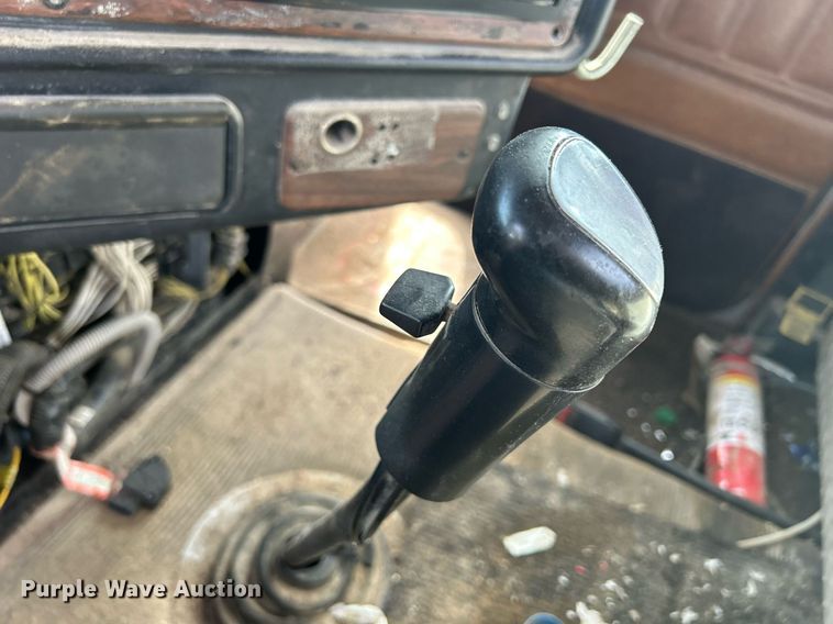 image for item DQ0997 2001 Freightliner FDL120  semi truck