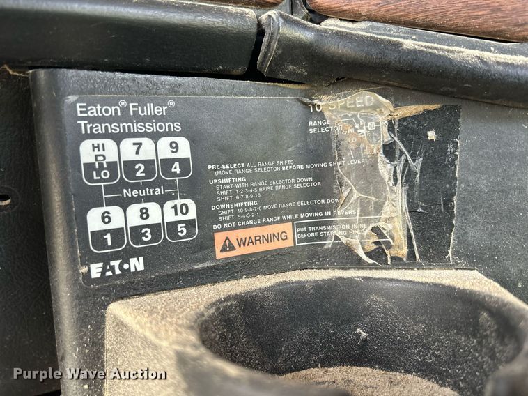 image for item DQ0997 2001 Freightliner FDL120  semi truck