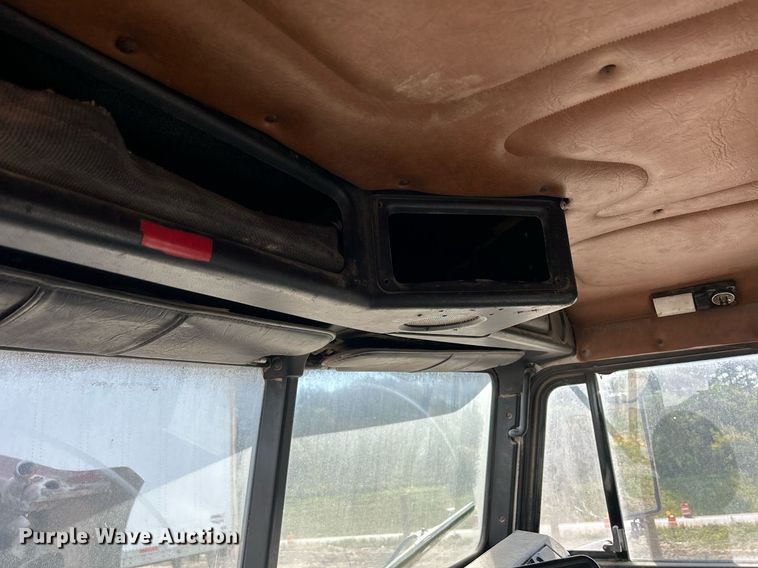 image for item DQ0997 2001 Freightliner FDL120  semi truck