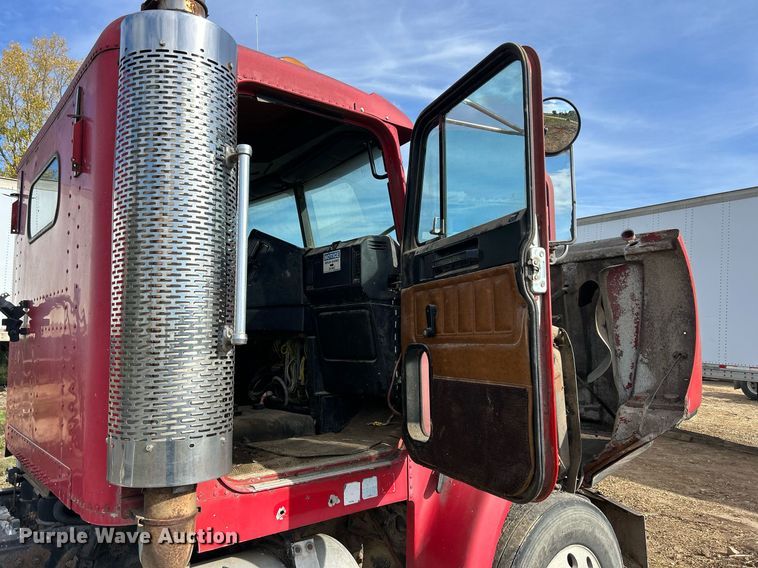 image for item DQ0997 2001 Freightliner FDL120  semi truck