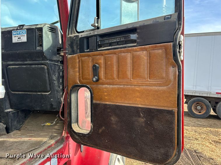 image for item DQ0997 2001 Freightliner FDL120  semi truck