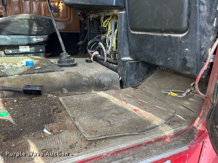 image for item DQ0997 2001 Freightliner FDL120  semi truck