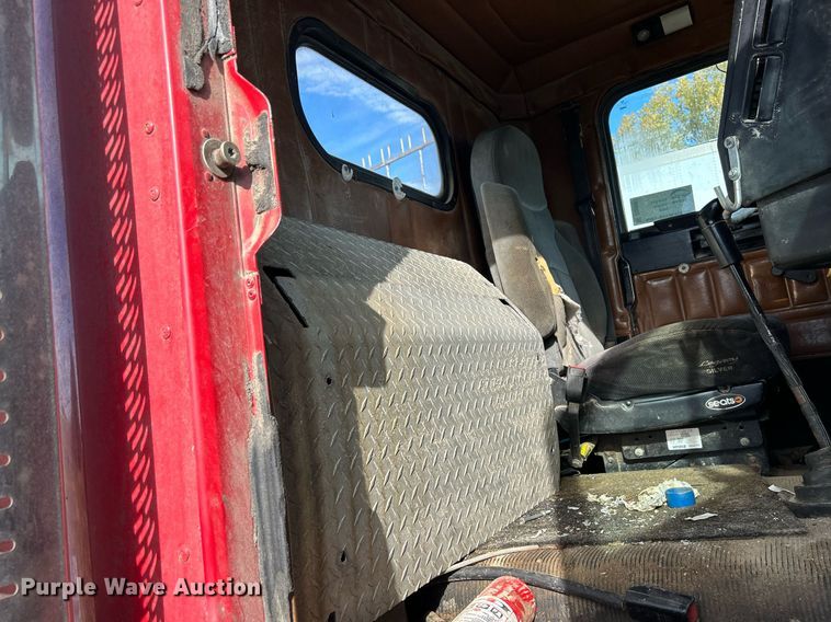 image for item DQ0997 2001 Freightliner FDL120  semi truck