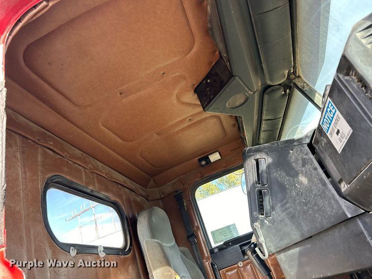 image for item DQ0997 2001 Freightliner FDL120  semi truck