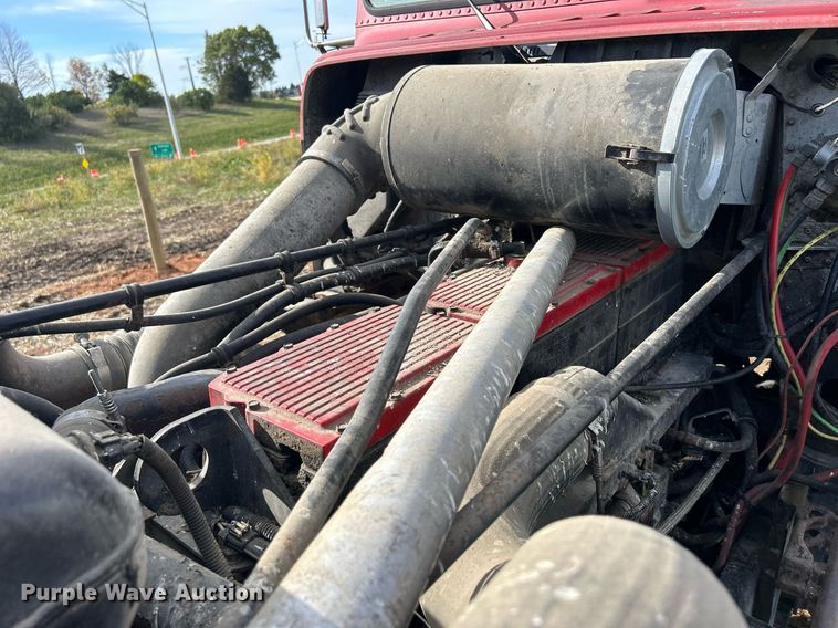 image for item DQ0997 2001 Freightliner FDL120  semi truck