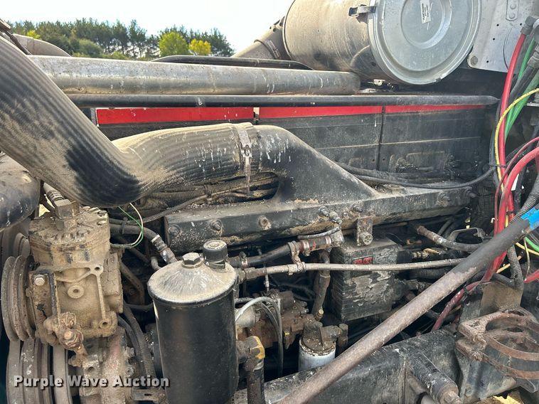 image for item DQ0997 2001 Freightliner FDL120  semi truck