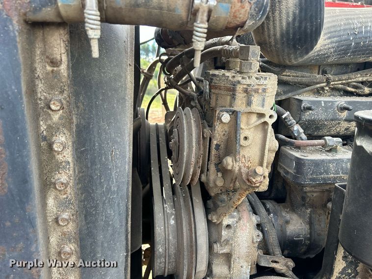 image for item DQ0997 2001 Freightliner FDL120  semi truck