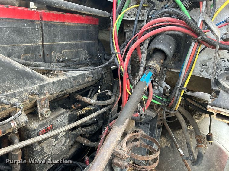 image for item DQ0997 2001 Freightliner FDL120  semi truck