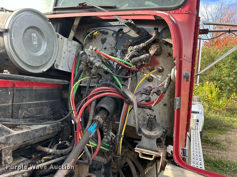 image for item DQ0997 2001 Freightliner FDL120  semi truck