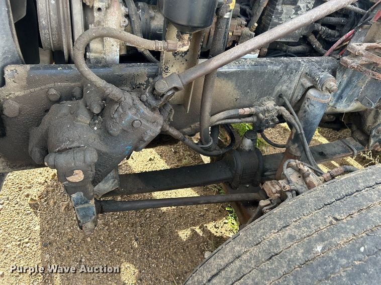 image for item DQ0997 2001 Freightliner FDL120  semi truck