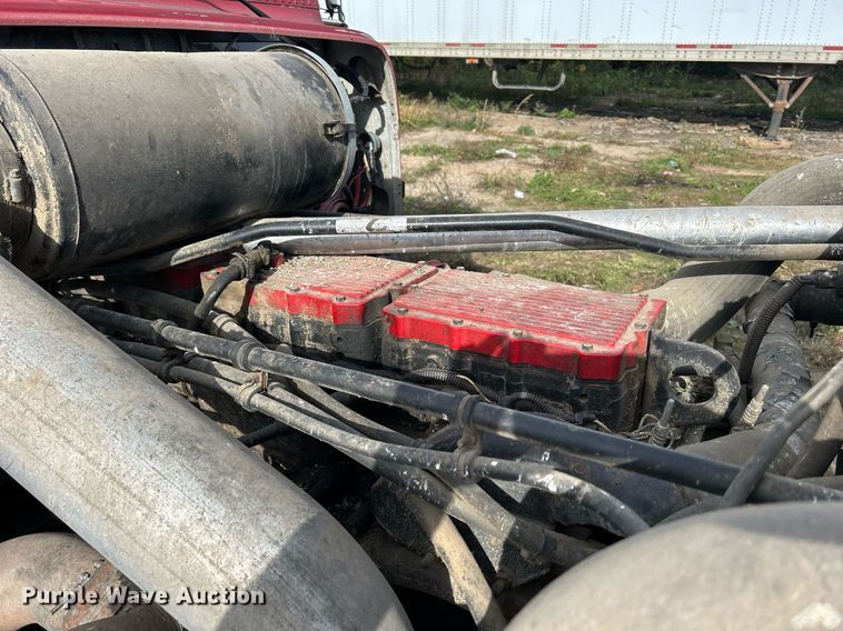 image for item DQ0997 2001 Freightliner FDL120  semi truck