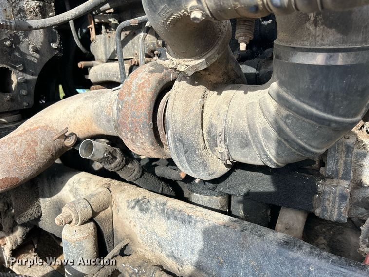 image for item DQ0997 2001 Freightliner FDL120  semi truck