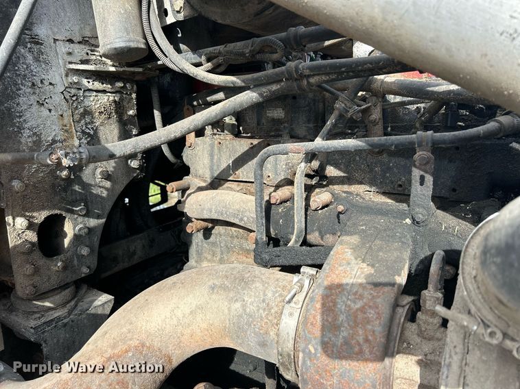 image for item DQ0997 2001 Freightliner FDL120  semi truck