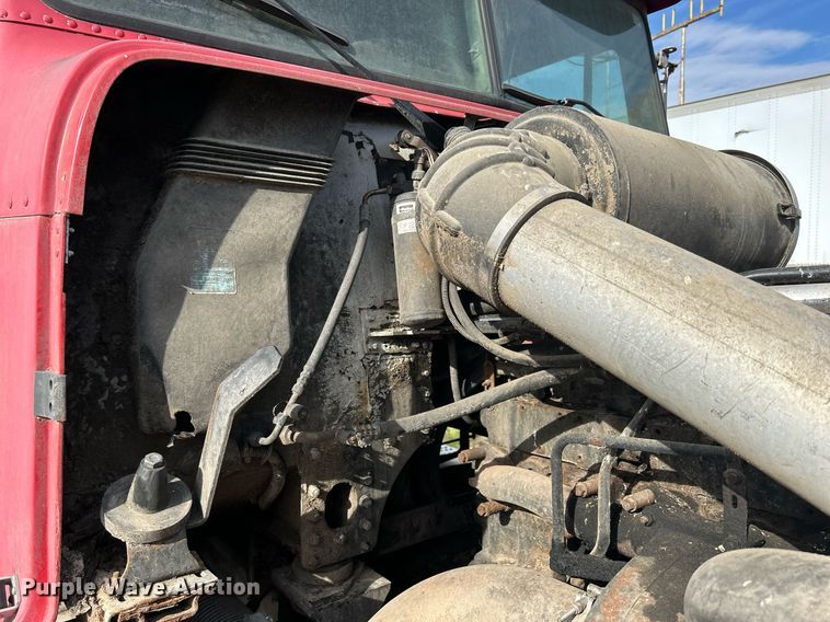 image for item DQ0997 2001 Freightliner FDL120  semi truck