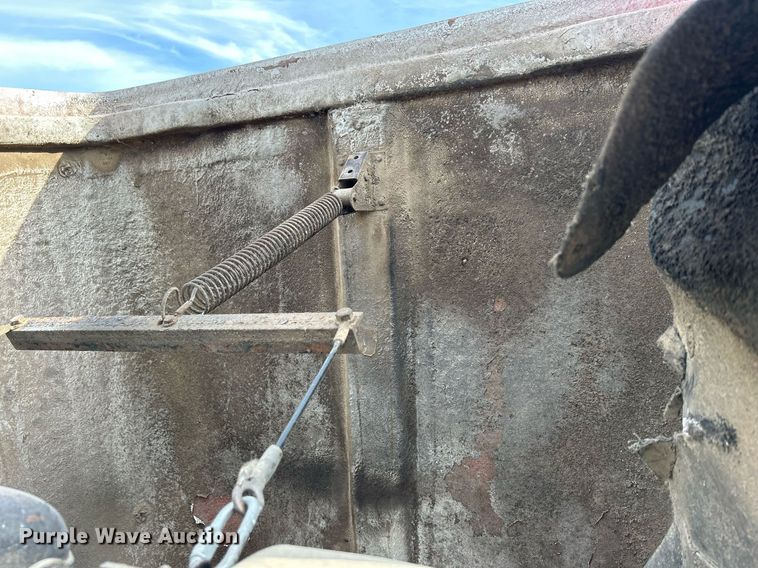 image for item DQ0997 2001 Freightliner FDL120  semi truck