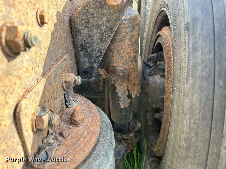 image for item DQ0997 2001 Freightliner FDL120  semi truck