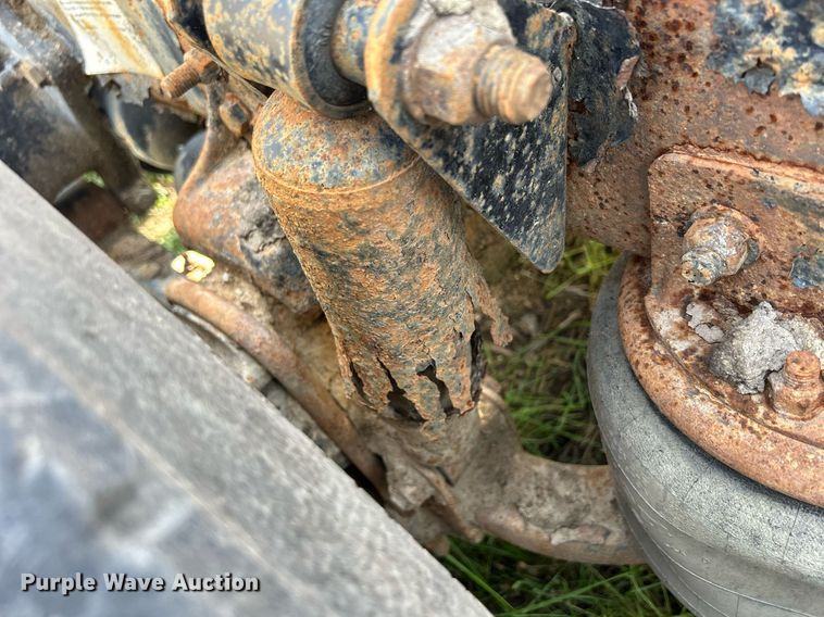 image for item DQ0997 2001 Freightliner FDL120  semi truck