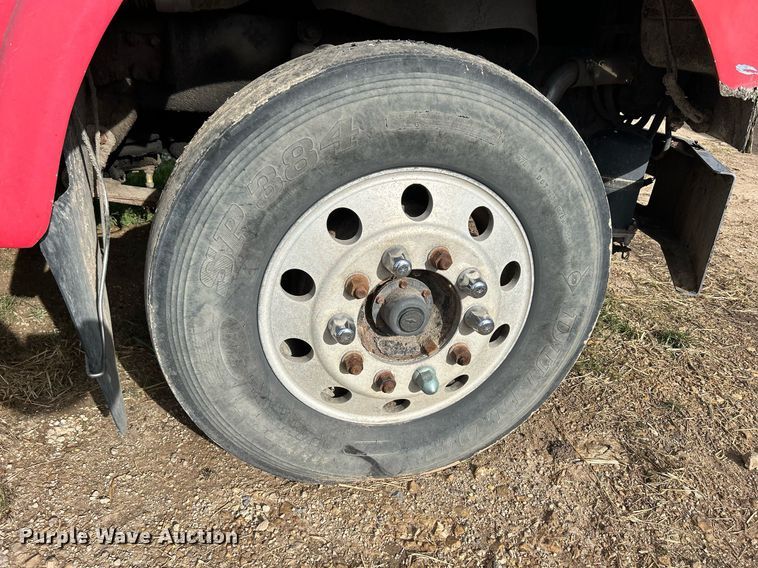 image for item DQ0997 2001 Freightliner FDL120  semi truck