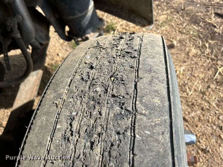 image for item DQ0997 2001 Freightliner FDL120  semi truck