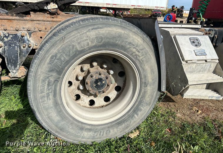 image for item DQ0997 2001 Freightliner FDL120  semi truck