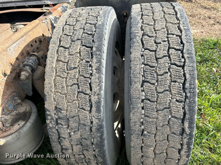 image for item DQ0997 2001 Freightliner FDL120  semi truck