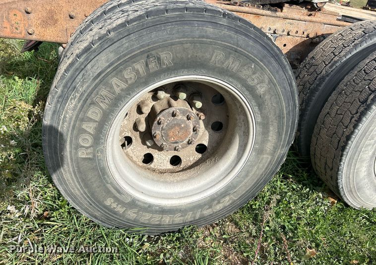 image for item DQ0997 2001 Freightliner FDL120  semi truck