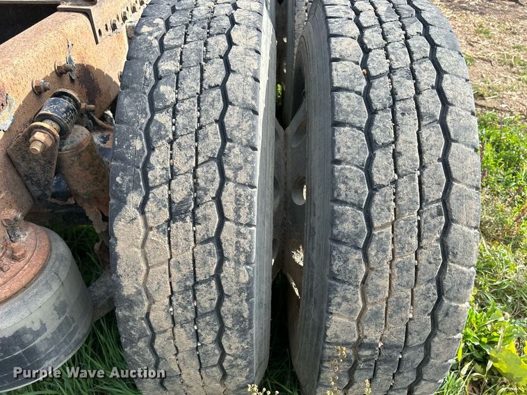 image for item DQ0997 2001 Freightliner FDL120  semi truck