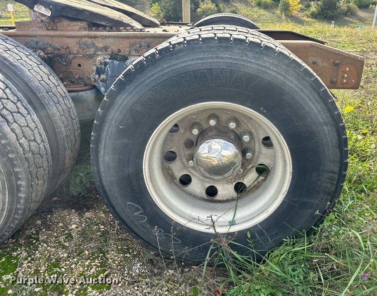 image for item DQ0997 2001 Freightliner FDL120  semi truck