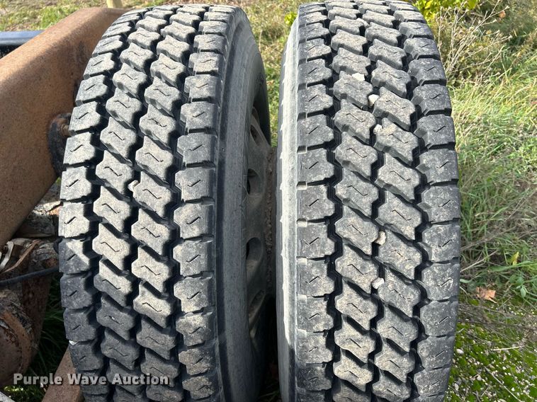 image for item DQ0997 2001 Freightliner FDL120  semi truck