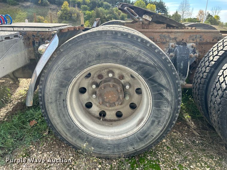 image for item DQ0997 2001 Freightliner FDL120  semi truck