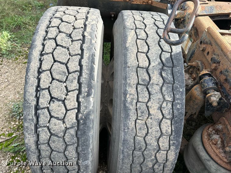 image for item DQ0997 2001 Freightliner FDL120  semi truck