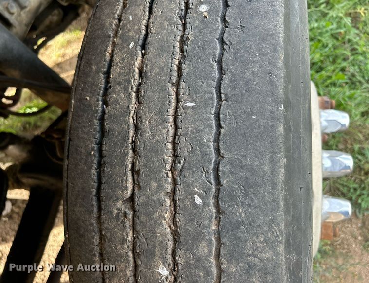 image for item DQ0997 2001 Freightliner FDL120  semi truck