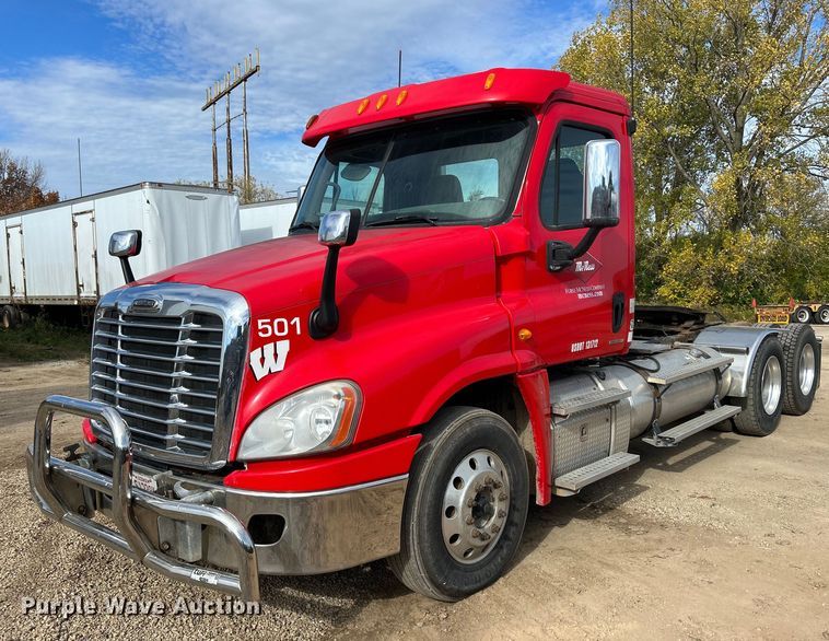 image for item DQ0998 2011 Freightliner Cascadia  semi truck